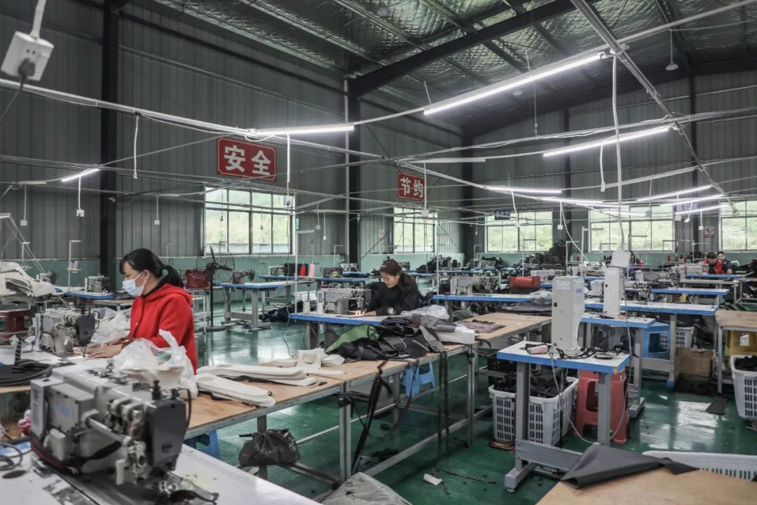 惠水乡村“微工厂” 缝纫机声里织就振兴新图景